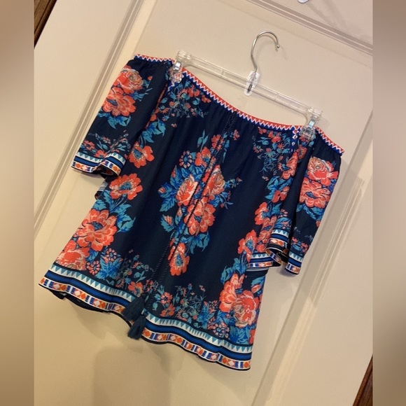 GUC Flying🍅 Sz-S Scoping Neckline/Cold Shoulder, Angle Sleeves, Lightweight Top - Picture 10 of 16